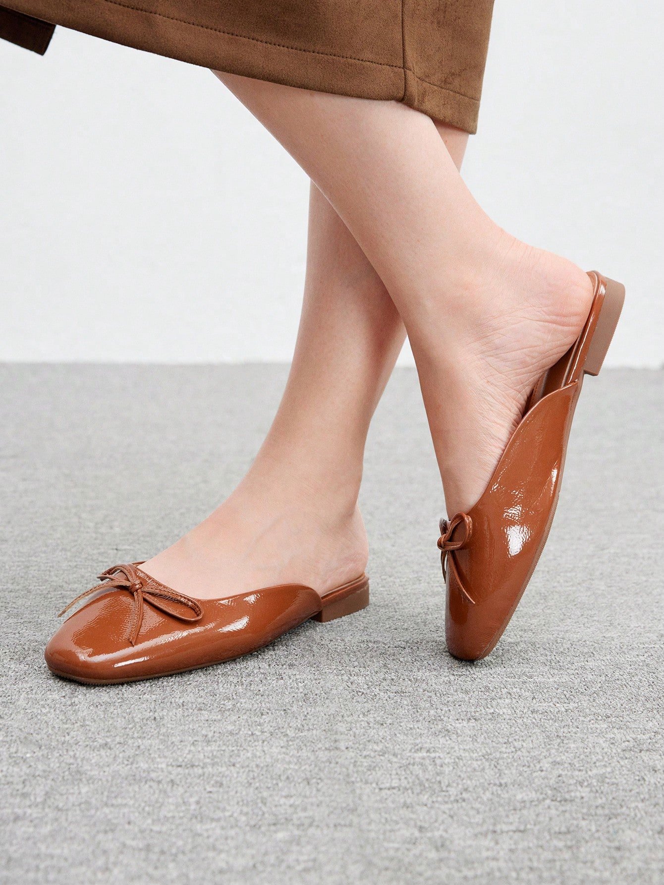 Glossy Brown Bow Mul Glossy Brown Bow Mul